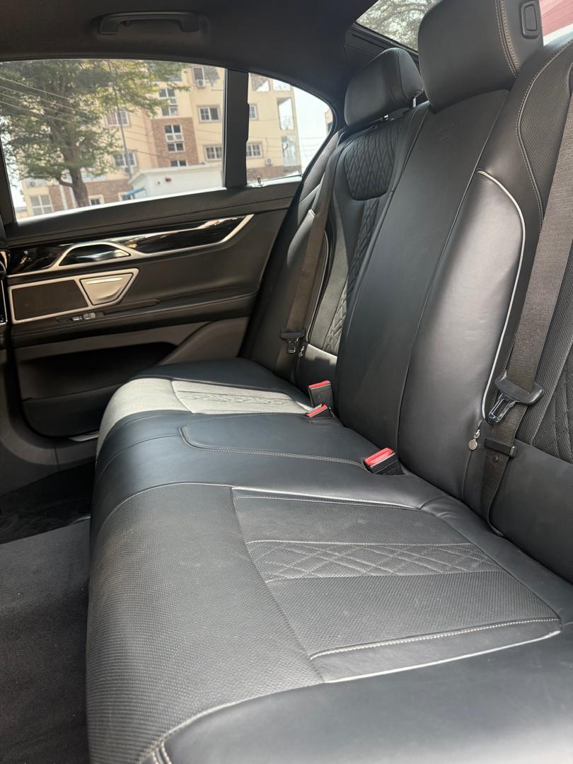 BMW 750I 2017 — photo 7 of 12