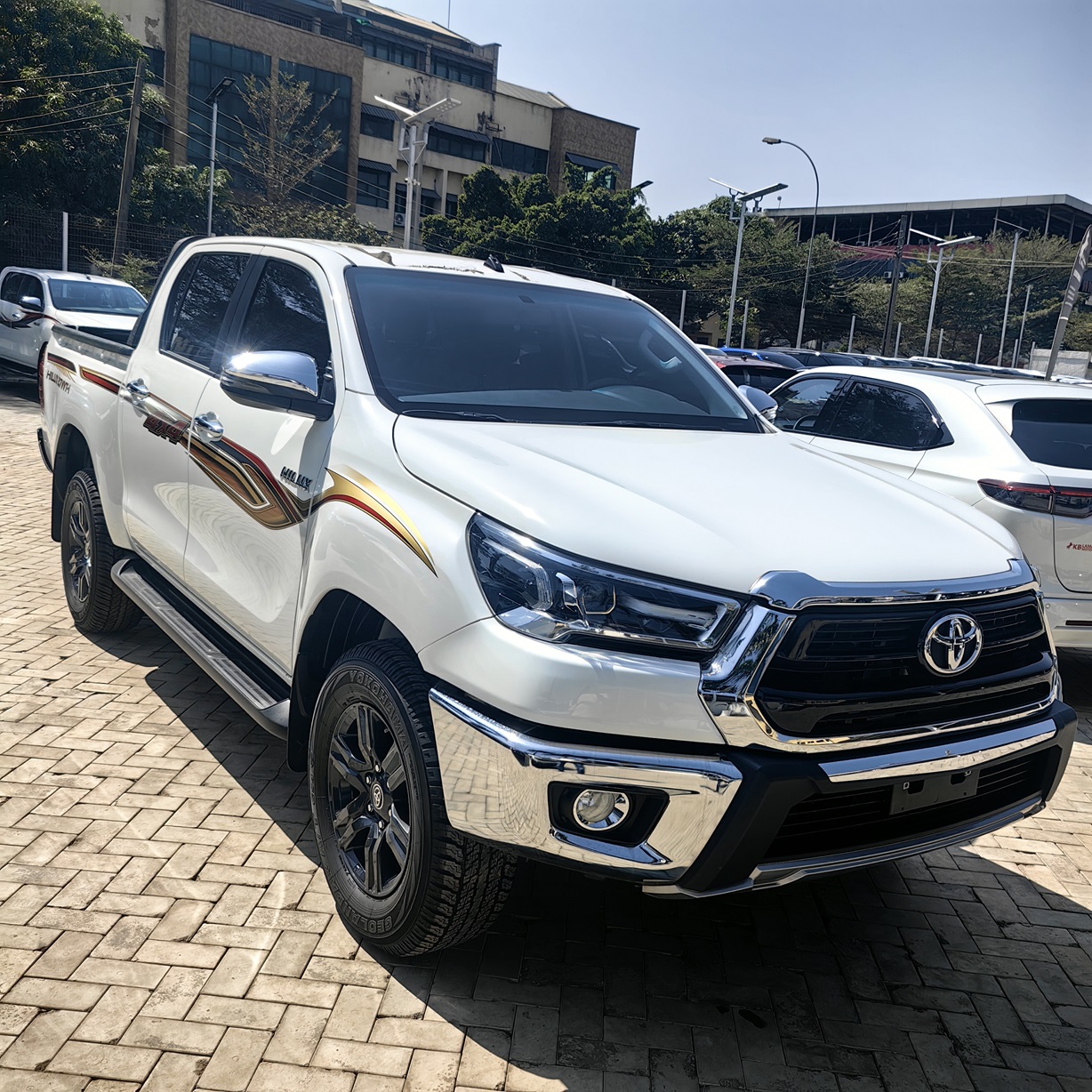 TOYOTA HILUX SR5 2023 — photo 2 of 5