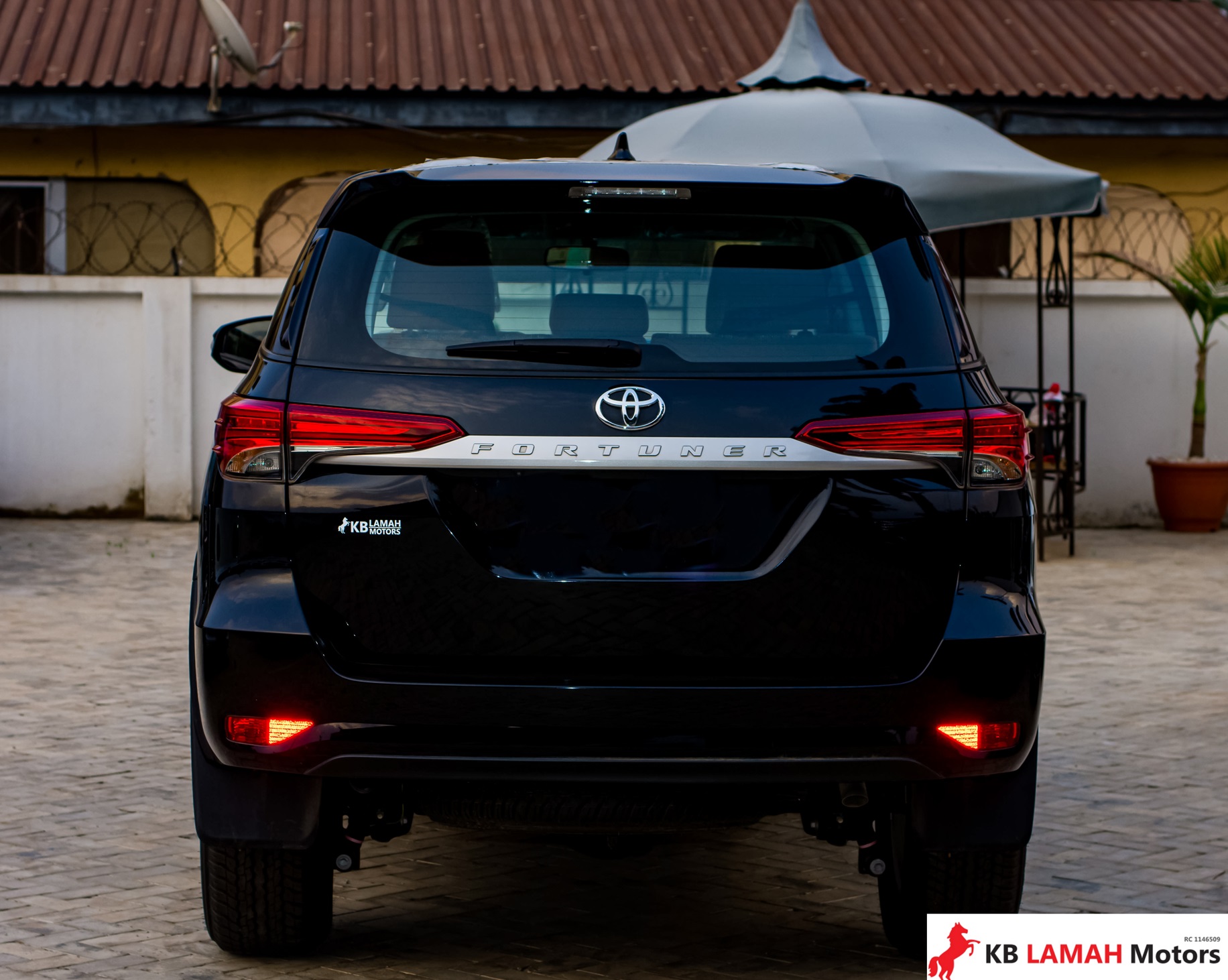 TOYOTA FORTUNER 2023 — photo 2 of 5