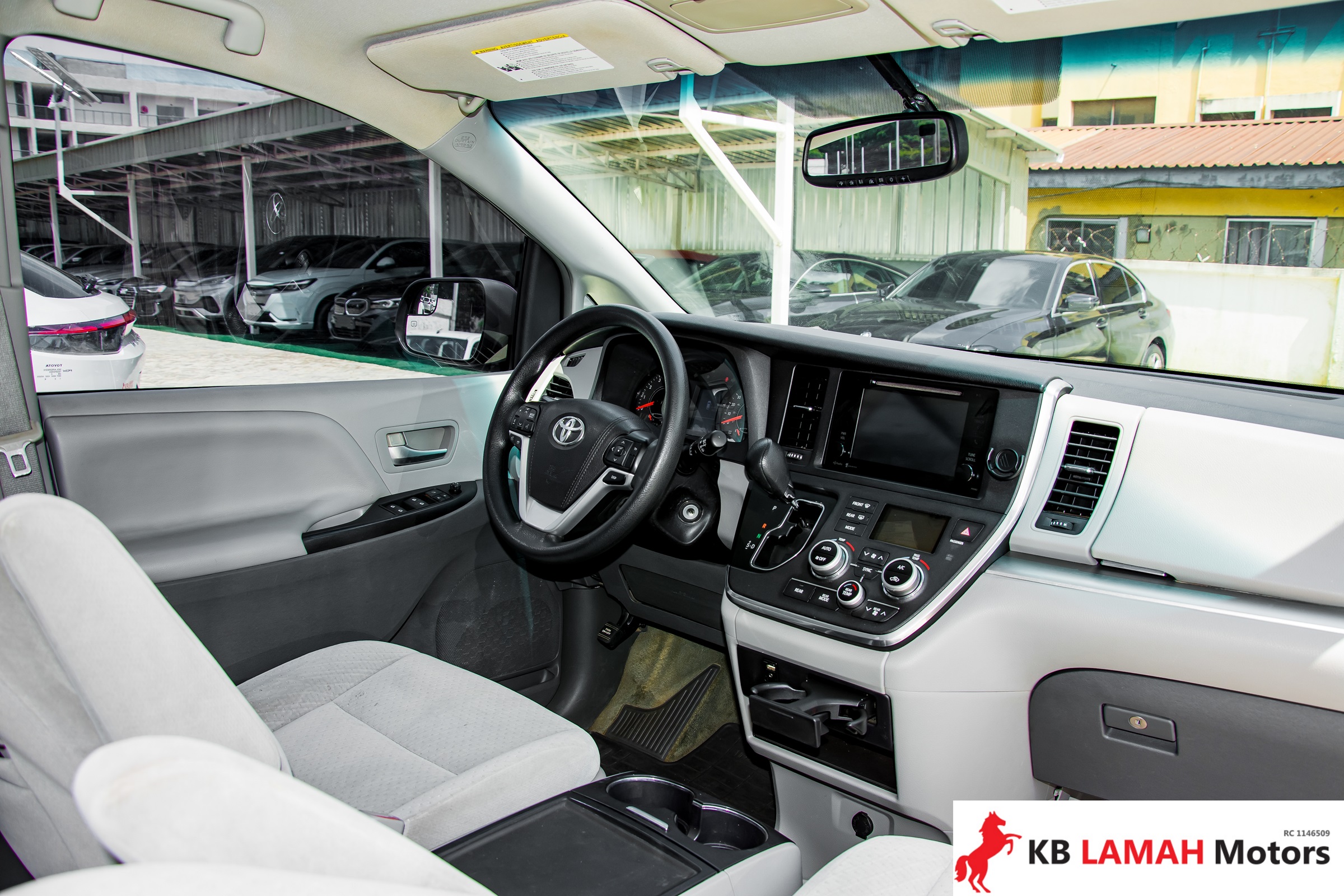 TOYOTA SIENNA 2015 — photo 4 of 5